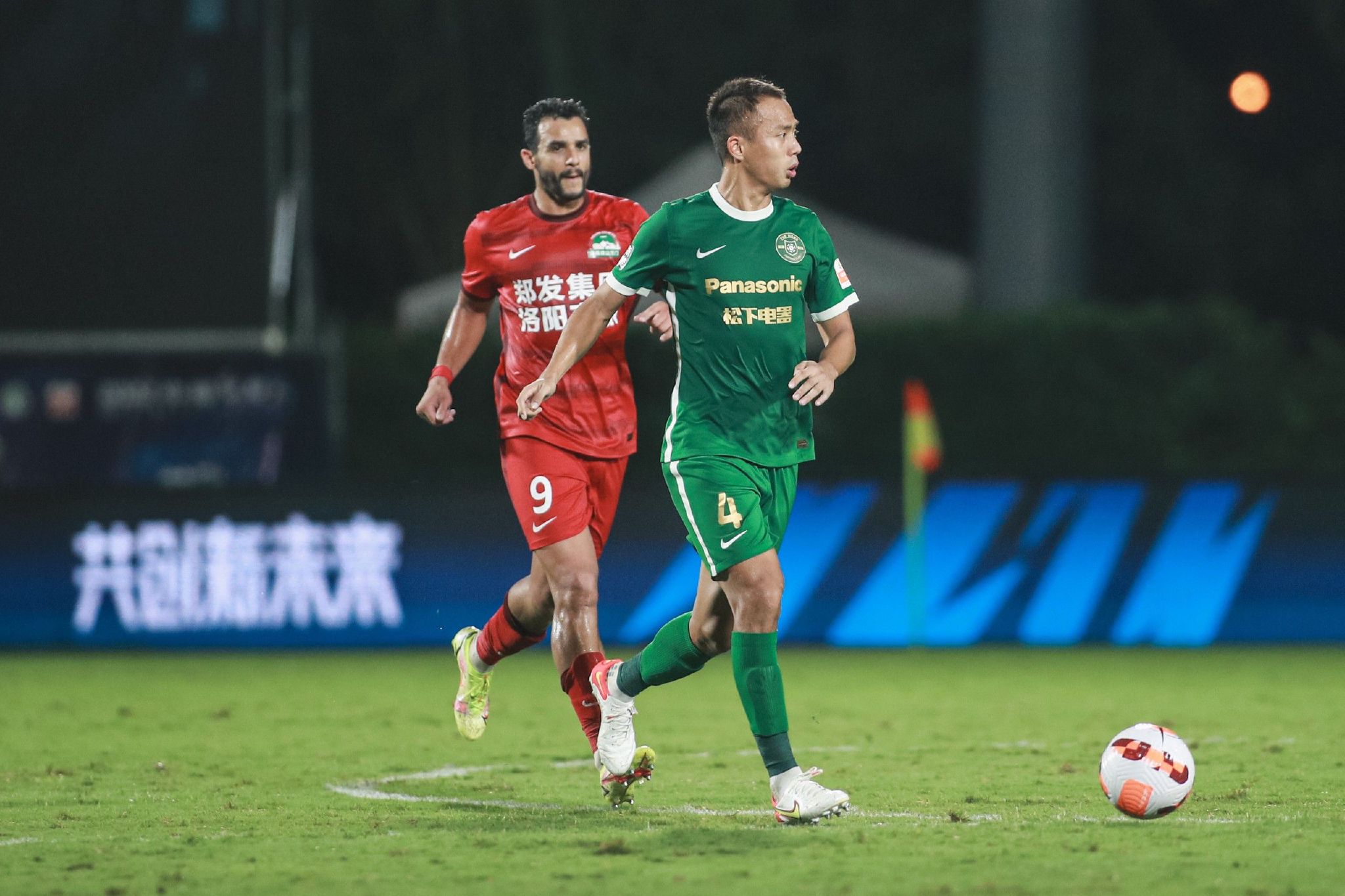 中国也有侠，最闻名的如果《射雕英雄传》里郭靖的侠之年夜者，为国为平易近，这和《蜘蛛侠》系列里一向频频呈现的能力越年夜，责任越年夜仿佛有很多异曲同工的地方。